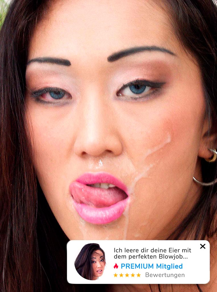 Schöne asiatische Frau leckt sich das Sperma am Mund